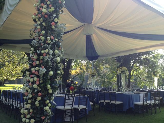Carpa de lienzos y columnas de flores