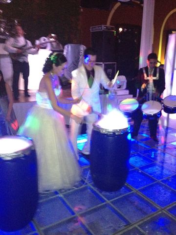 Los novios tocando los tambores de agua